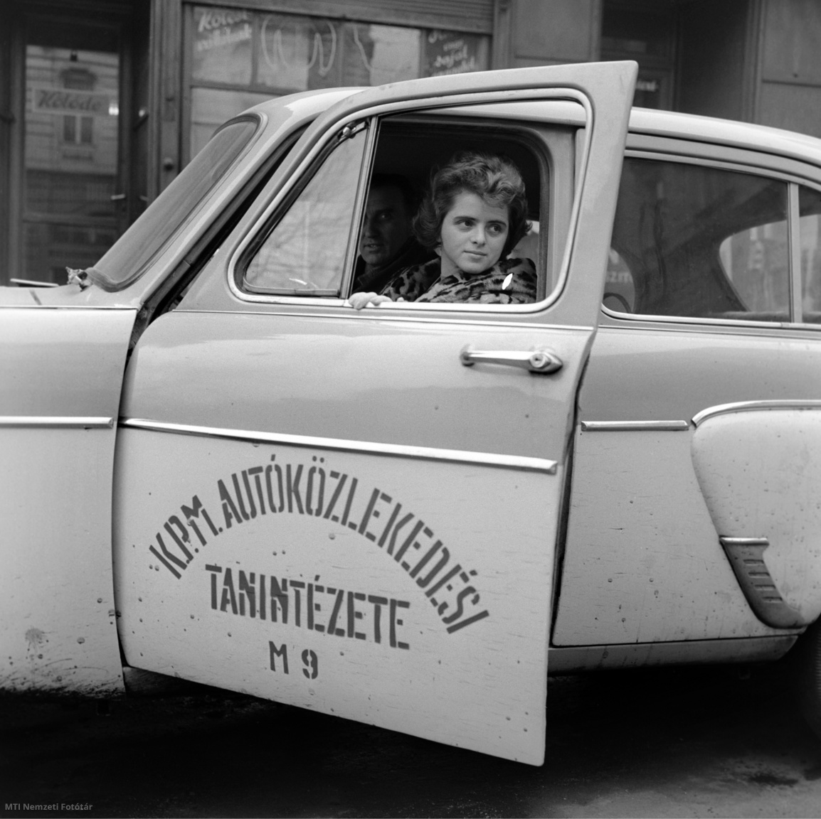 Budapest, 1963. február 23. Tanulóvezető ül a Közlekedés- és Postaügyi Minisztérium (KPM) Autóközlekedési Tanintézet Moszkvics 403-as típusú személyautójában.
