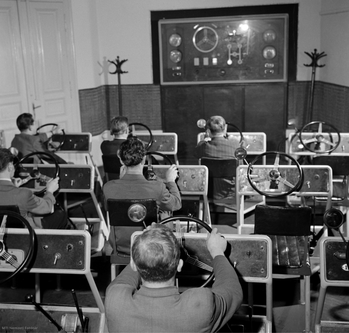 Budapest, 1960. november 15. Kezdő gépkocsivezető hallgatók Európa legmodernebb speciális tantermében ismerkednek a gépkocsivezetés alapelemeivel a Közlekedés és Postaügyi Minisztérium Autóközlekedési Tanintézet által szervezett hivatásos gépkocsivezető oktatáson.