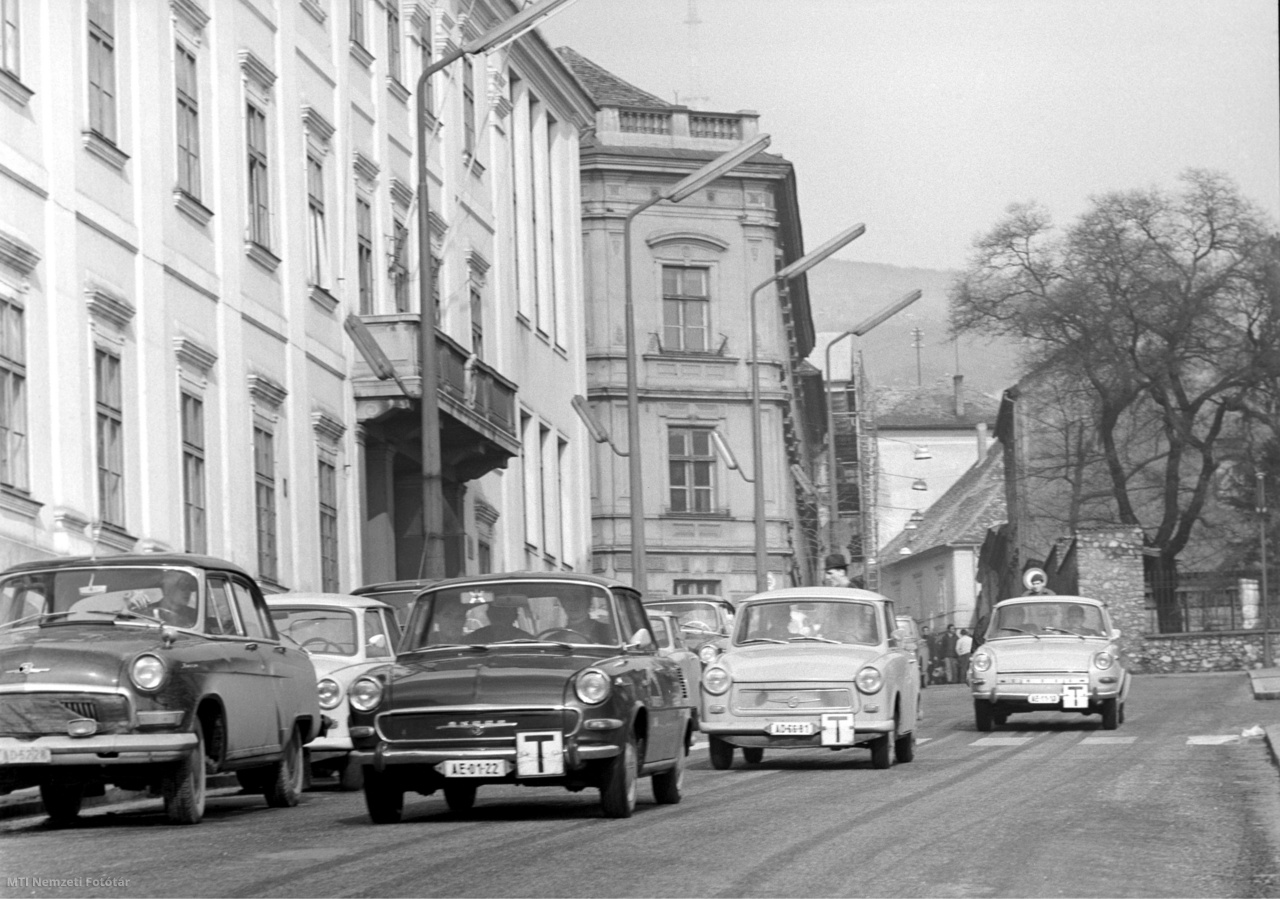 Pécs, 1970. február 13. Az Autóközlekedési Tanintézet Baranya megyei iskolájának tanuló gépkocsijai (két Skoda 1000 MB és egy Trabant) közlekednek Pécs egyik utcáján.
