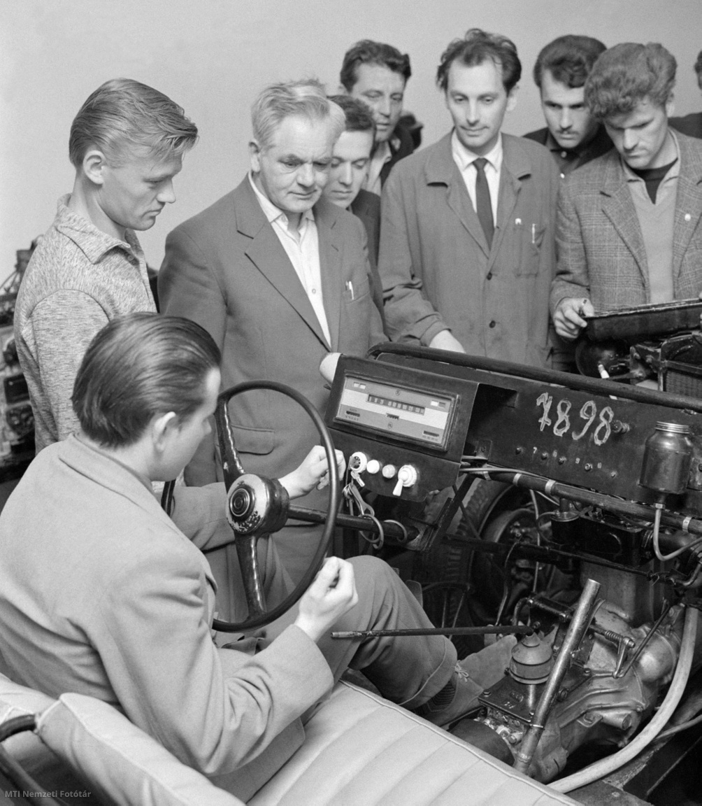 Budapest, 1965. május 20. A Közlekedés és Postaügyi Minisztérium (KPM) Autóközlekedési Tanintézet hallgatói a gépkocsi kezelőszerveit tanulmányozzák az intézmény műhelyében.