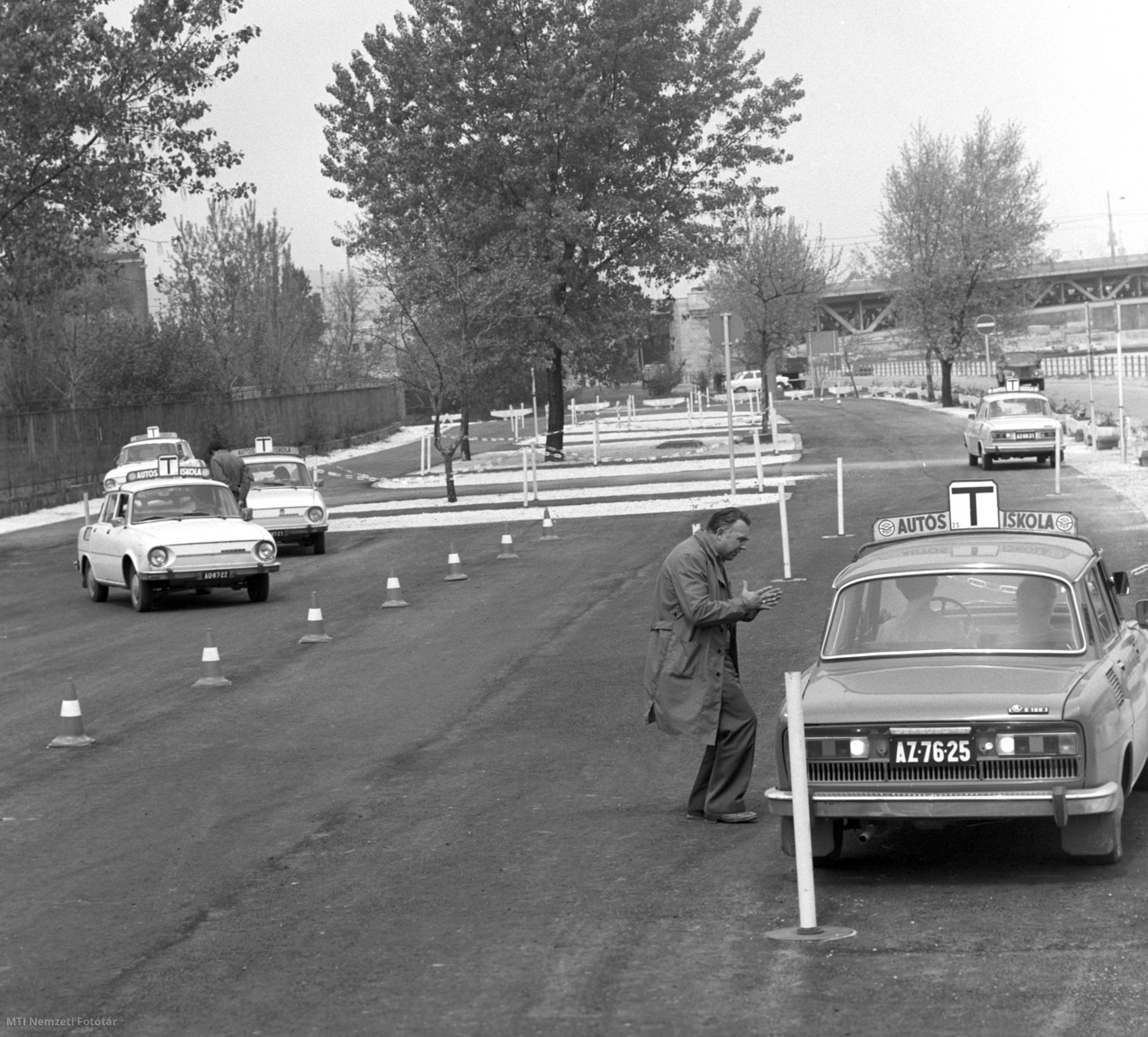 Budapest, 1977. április 18. Skoda személyautókkal gyakorolnak a tanuló vezetők a Magyar Autóklub új tanpályáján a lágymányosi Duna-parton, a Petőfi híd közelében.