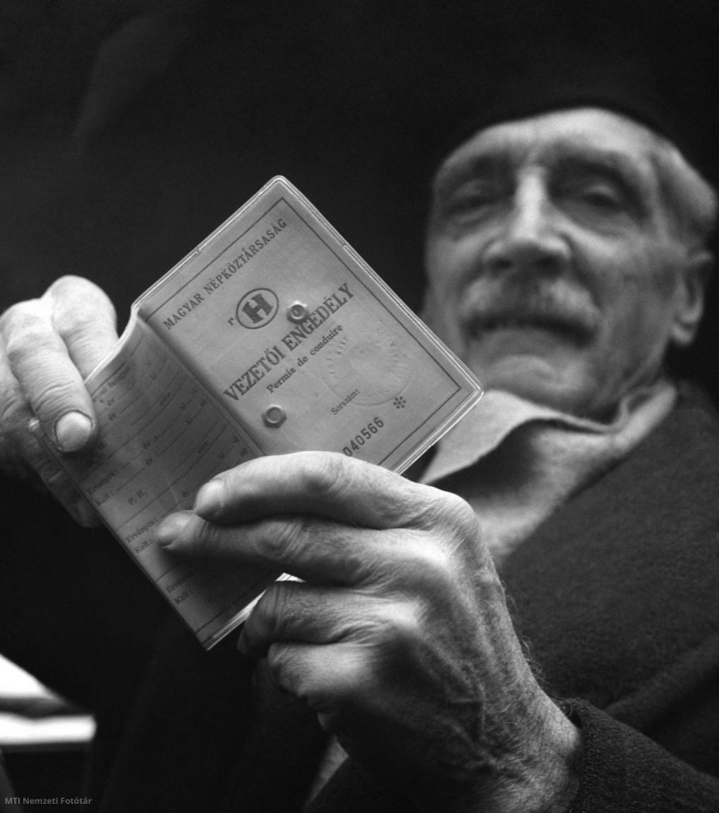 Pécs, 1964. november 28. Mohovits József, az ország legidősebb gépkocsivezetője új jogosítványával. A 83 éves férfi jövőre jugoszláviai utat tervez.