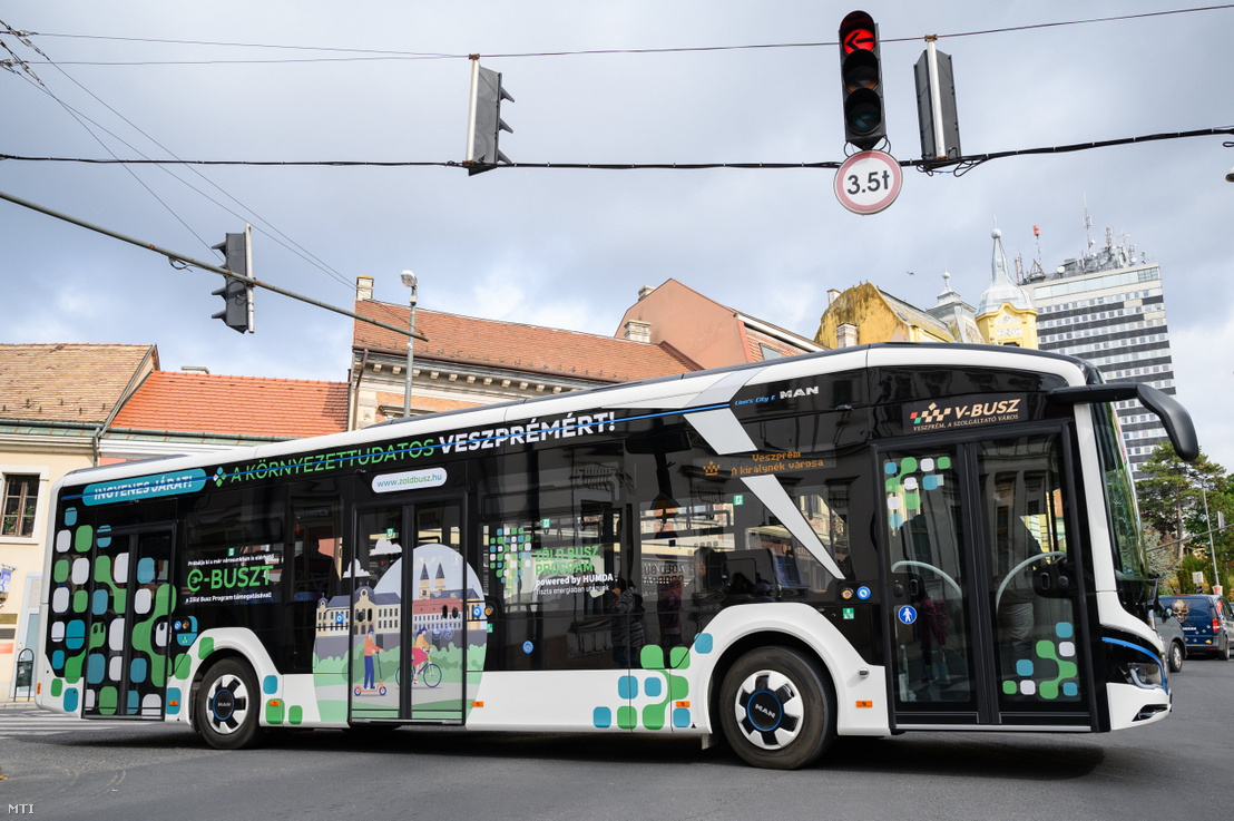 A Zöld Busz Program tesztüzemének keretében kipróbálható elektromos autóbusz a veszprémi Óváros téren 2021. október 12-én