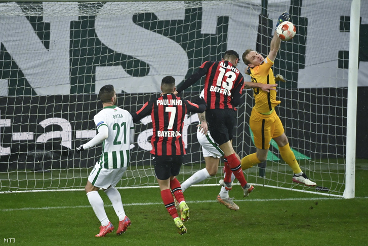 Dibusz Dénes ferencvárosi kapus véd az Európa-liga csoportkörében, a G csoport hatodik fordulójában a Bayer Leverkusen ellen játszott mérkőzésen