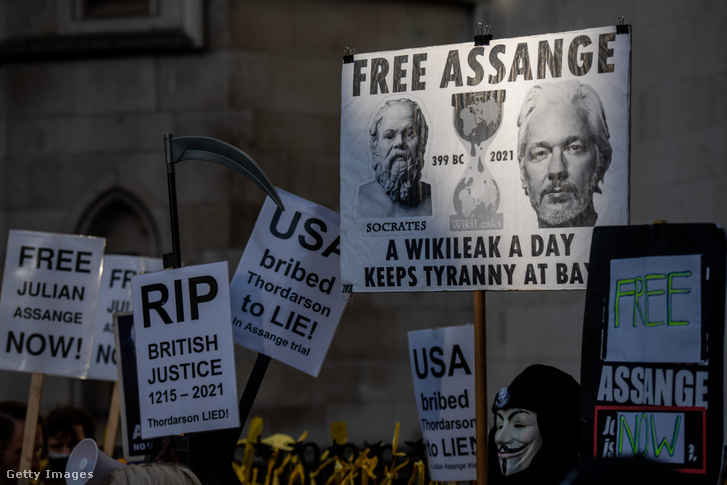 Julian Assange támogatói a Királyi Bíróság előtt Londonban 2021. december 10-én