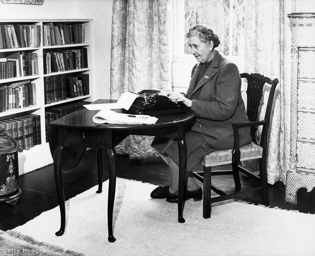 Agatha Christie írás közben