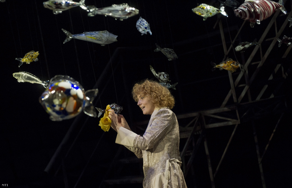 Kara Tünde játszik Laura Wingfield szerepében Tennessee Williams Üvegfigurák című színjátékának próbáján a Békéscsabai Jókai Színház Ibsen Stúdiószínházában 2013. október 9-én