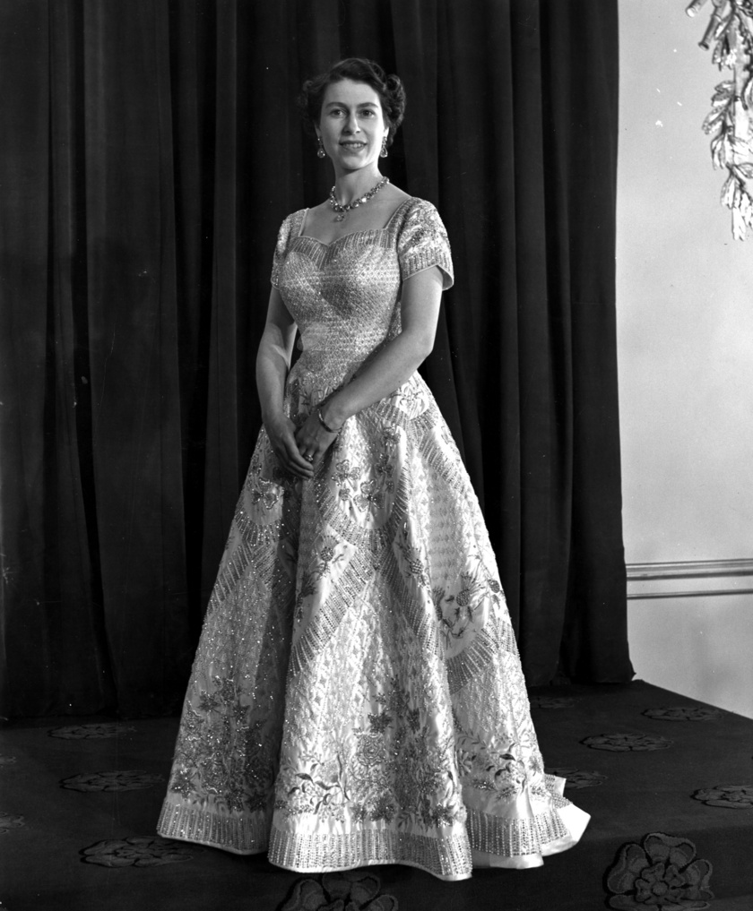 1953. június 2-án ez a csodaszép ruha volt rajta a koronázási ceremóniáján. A részletgazdag kreációt Norman Hartnell álmodta meg. Kilenc hét alatt készült el.