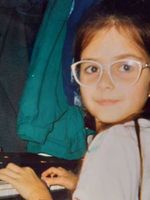 Tinikora óta a szórakoztatóiparban van. Melyik magyar sztár lehet ez a szemüveges kislány?