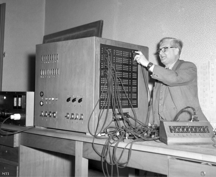 Dr. Kalmár László, a Szegedi Tudományegyetem Bólyai Intézetének Kossuth-díjas igazgatója bemutatja saját szerkesztésű logikai gépének működését 1958. április 30-án