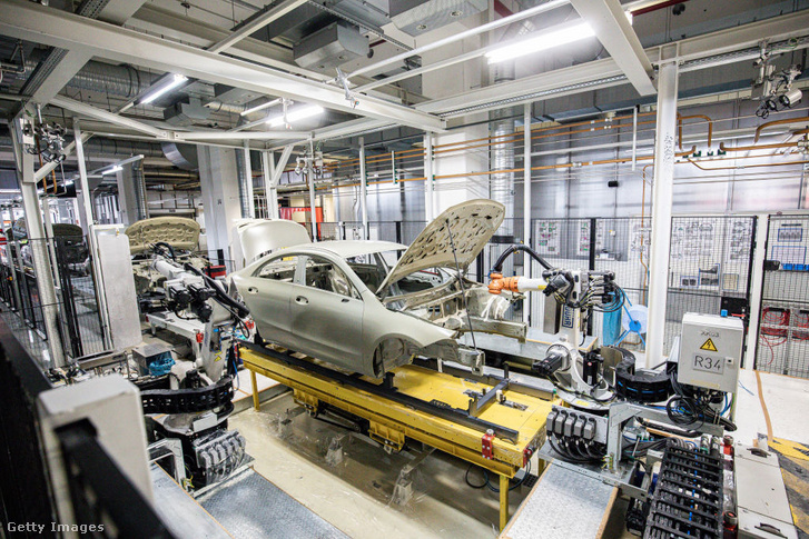 Ipari robot munka közben, a Mercedes-Benz kecskeméti üzemében, 2020 májusában