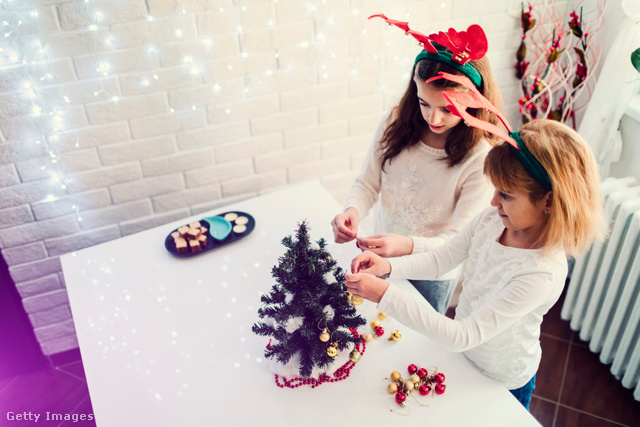 Egy saját karácsonyfa díszítése nemcsak boldoggá teszi a gyerekedet, de az önállóságát is fejleszti