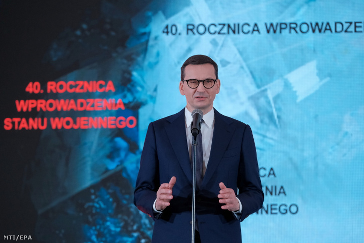 Mateusz Morawiecki lengyel miniszterelnök beszédet mond Varsóban 2021. december 13-án, a lengyel kommunista vezetés által meghirdetett hadiállapot 40. évfordulóján