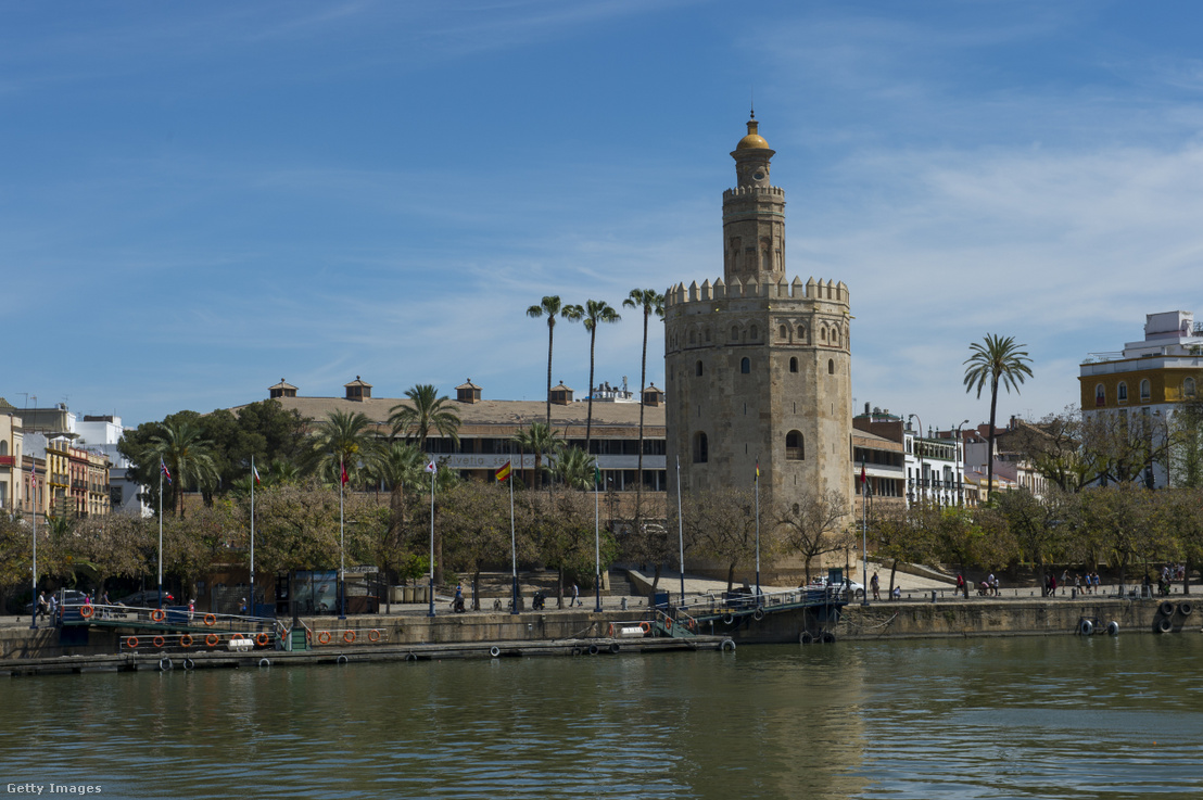 A Torre del Oro, az Aranytorony a Guadalquivir partján