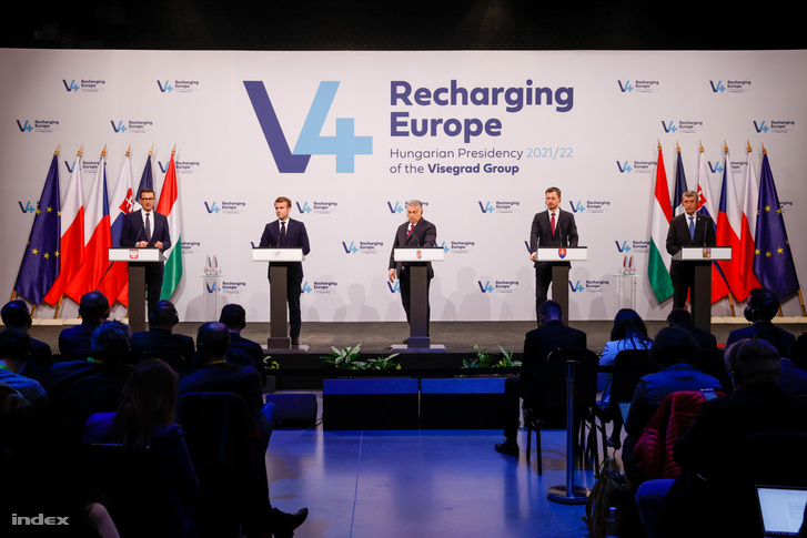 Mateusz Morawiecki lengyel miniszterelnök, Emmanuel Macron francia köztársasági elnök, Orbán Viktor magyar és Eduard Heger szlovák miniszterelnök, valamint Andrej Babiš cseh ügyvezető kormányfő (b–j)