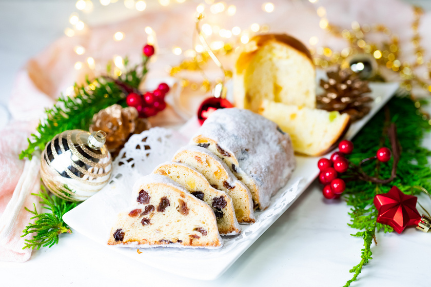 Az aszalványokkal, magvakkal gazdagított gyümölcskenyér hagyományos karácsonyi sütemény. Míg mi szívesen készítjük egyszerű kevert tésztából, addig a németek a Stollent, az olaszok pedig a panettonét kelt tésztából sütik.