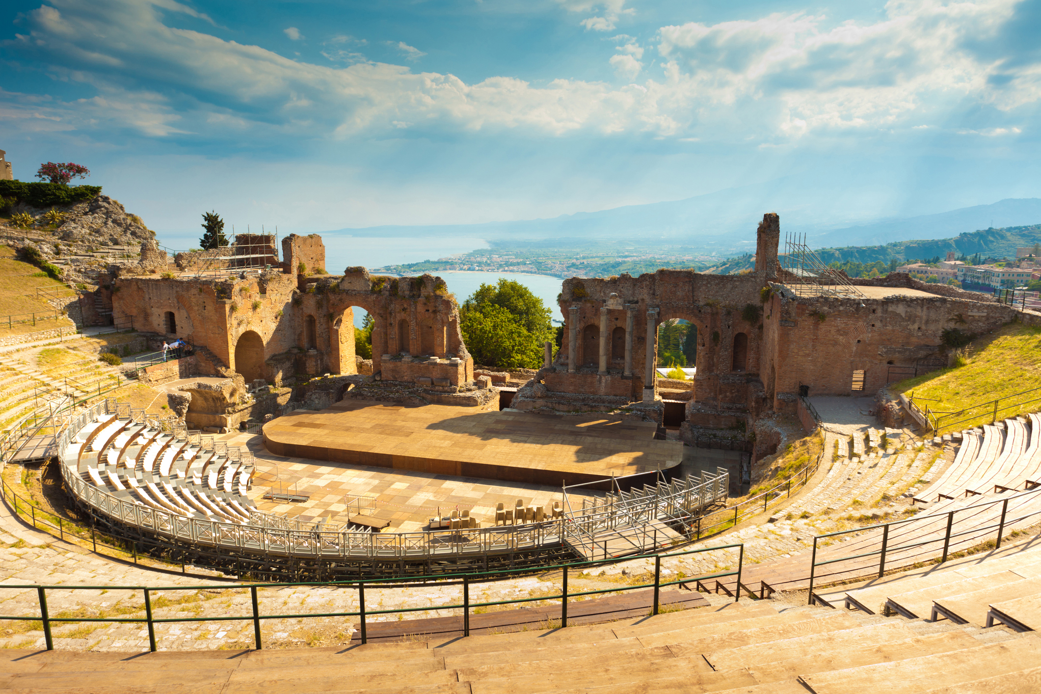 Melyik szigeten találhatók a taorminai görög színház festői romjai?