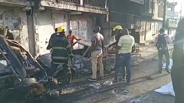 Emberek állnak a robbanás helyszínén Cap-Haitien városában 2021. december 14-én