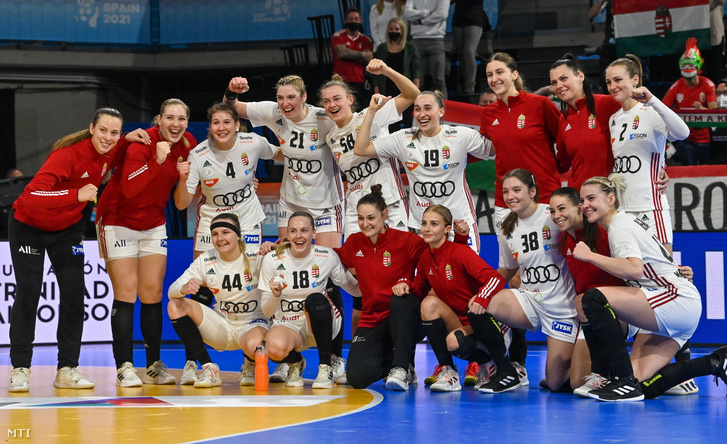 A magyar válogatott játékosai a spanyolországi női kézilabda-világbajnokság középdöntőjének harmadik, utolsó fordulójában játszott Magyarország - Koreai Köztársaság mérkőzés végén 2021. december 12-én