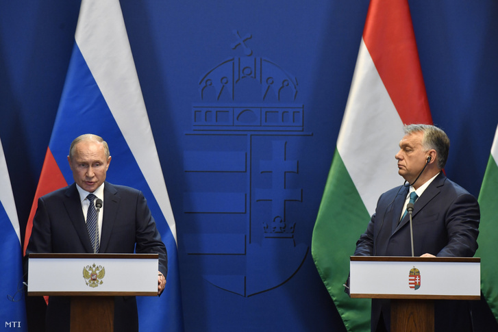 Vlagyimir Putyin orosz elnök (b) és Orbán Viktor miniszterelnök a tárgyalásukat követően tartott sajtótájékoztatón a Karmelita kolostorban 2019. október 30-án