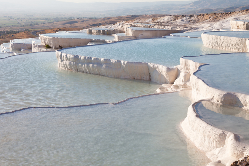 Törökország délnyugati részén található Pamukkale: a hófehér, természet formálta mészkőlépcsőkön hullámzó víz földöntúli szépségű.