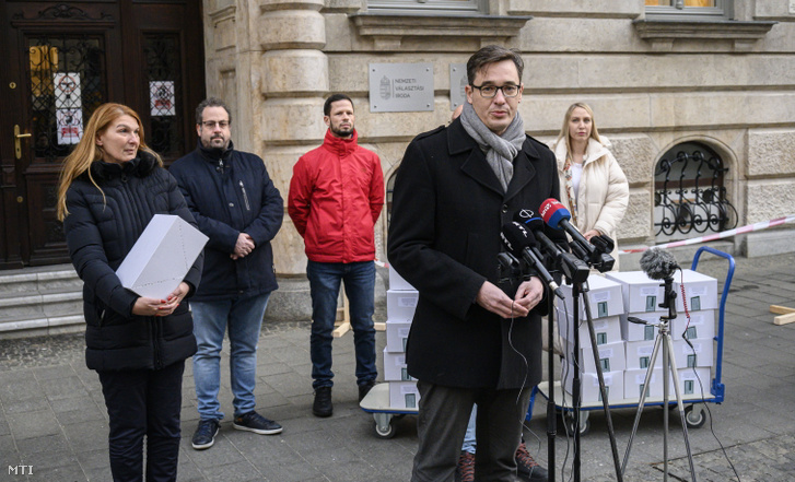 Karácsony Gergely főpolgármester (k) sajtótájékoztatót tart az általa benyújtott népszavazási kezdeményezésekhez szükséges aláírásgyűjtő ívek átvétele után a Nemzeti Választási Iroda előtt 2021. december 15-én
