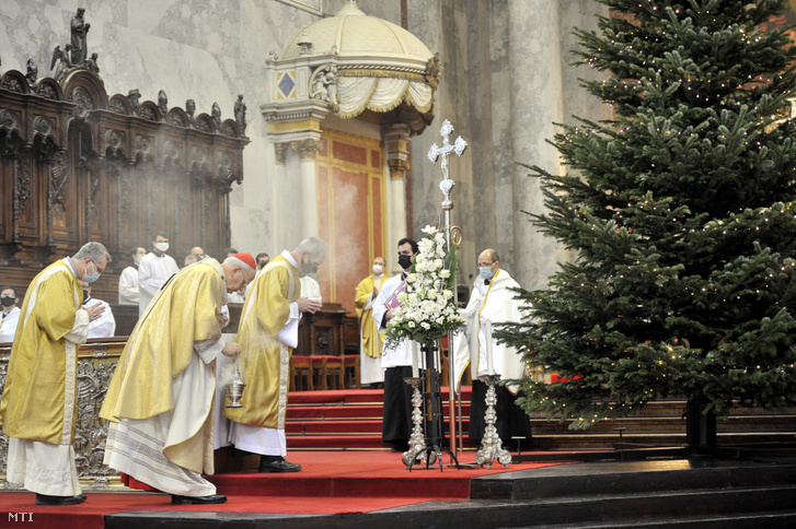 Ünnepi szentmise az esztergomi bazilikában 2020. december 25-én