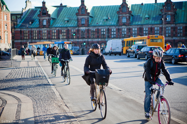Kerékpárosok Koppenhágában, Dániában 2012. március 13-án