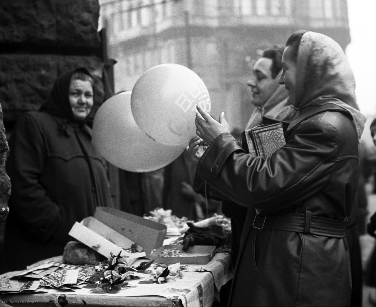 Budapest, 1957. december 30. A járókelők szilveszteri léggömböket vásárolnak az utcai árustól