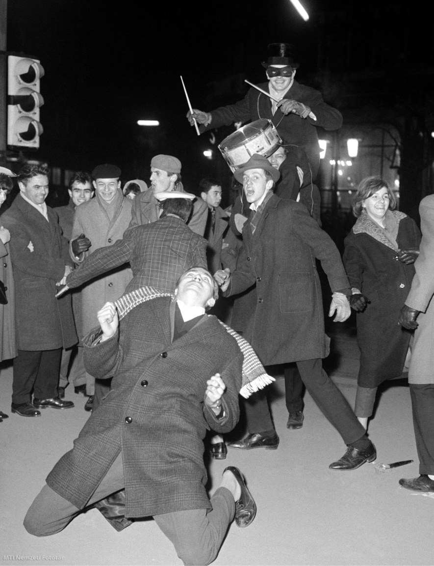 Budapest, 1963. január 1. Fiatalok táncolnak a Nagykörúton szilveszter éjszaka