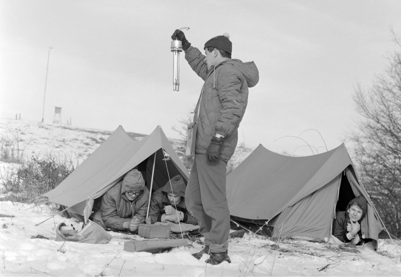 Nagymaros, 1964. január 1. Ashmann-féle mérőműszerrel ellenőrzik a sátrak közelében a levegő páratartalmát a Mikszáth Kálmán téri gimnázium kirándulói szilveszteri túrájukon, a Börzsöny-hegységben felállított havas táborhelyükön
