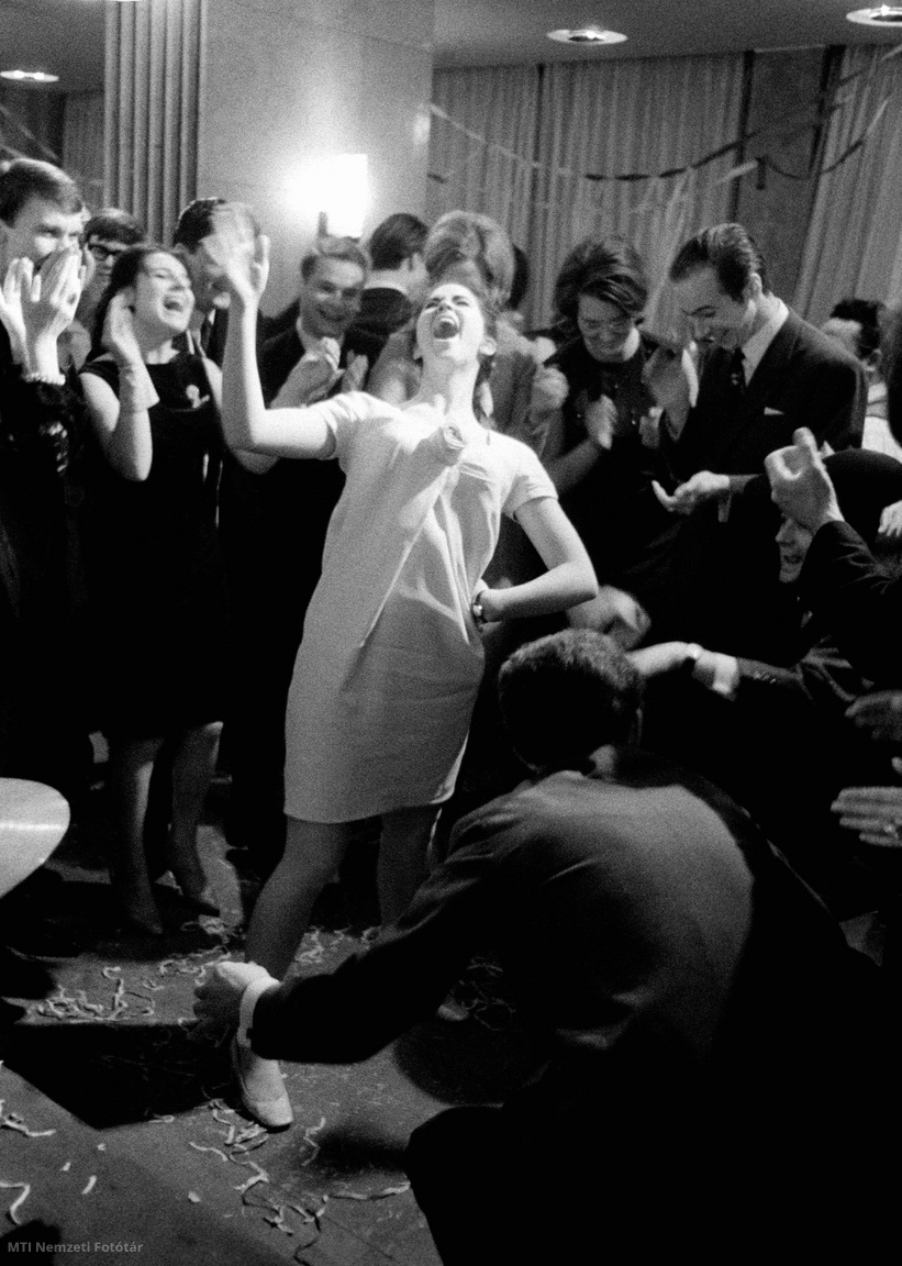 Budapest, 1966. december 31. A Hotel Ifjúság nemzetközi bálján öt ország fiataljai búcsúztatták az óévet