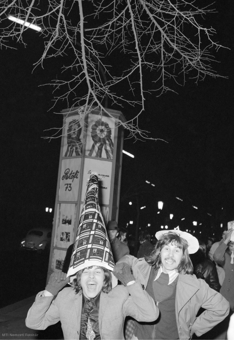Budapest, 1972. december 31. Vidám szilveszterezők a körúton. Mögöttük a Petőfi '73 című film plakátja látható