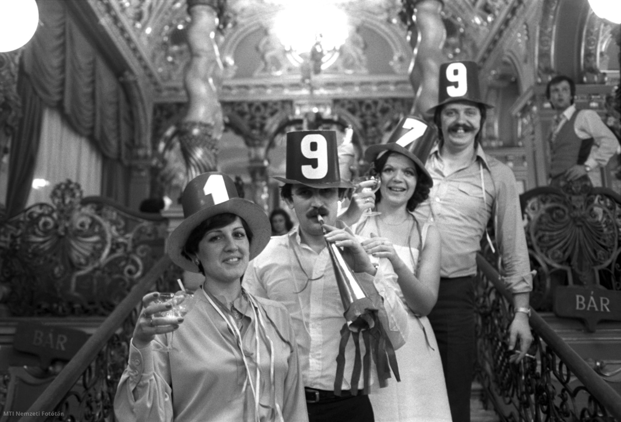 Budapest, 1979. január 1. Az új esztendő számjegyei a szilveszterezők kalapján a New York-palota Hungária Kávéházában