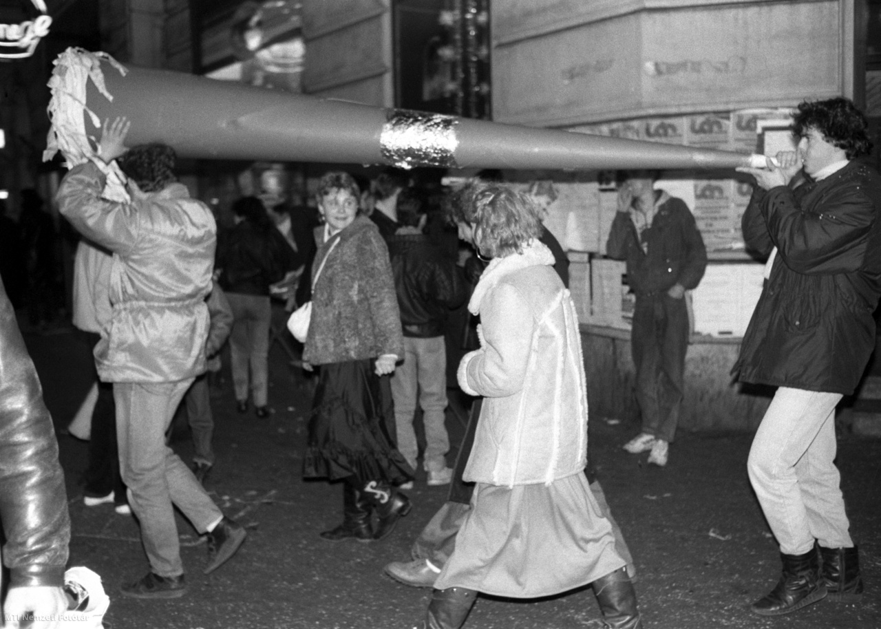Budapest, 1989. december 31. Szilveszterezők egy óriási papírtrombitával a Nagykörúton