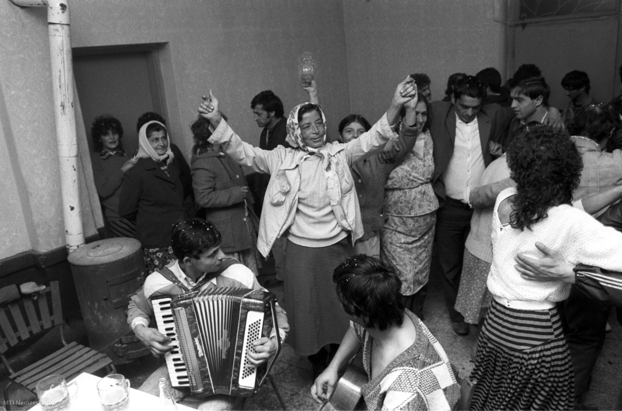 Gilvánfa, 1990. január 1. Szilveszteri mulatság az ormánsági cigány falu, Gilvánfa kocsmájában