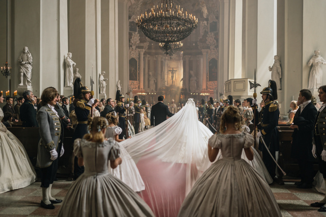 Az esküvői jelenet jól mutatja, milyen nyomás volt a tizenéves menyasszonyon