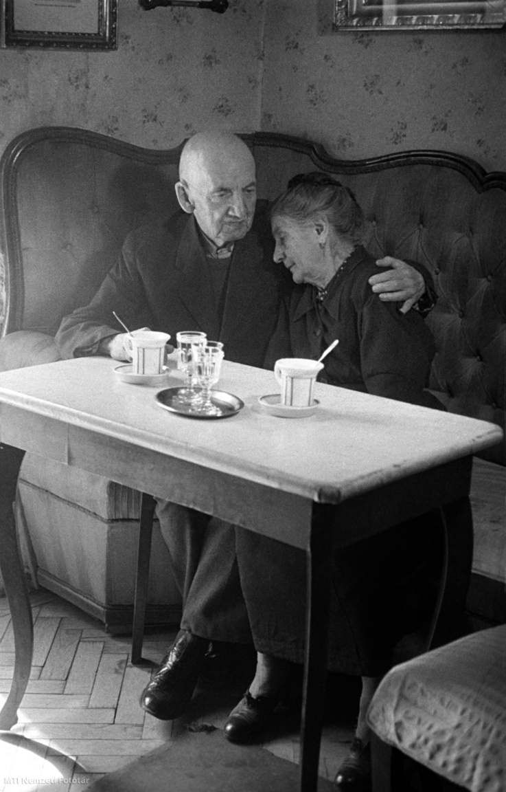 Budapest, 1948. május 4. Idős pár a Ruszwurm cukrászdában, a várnegyedben