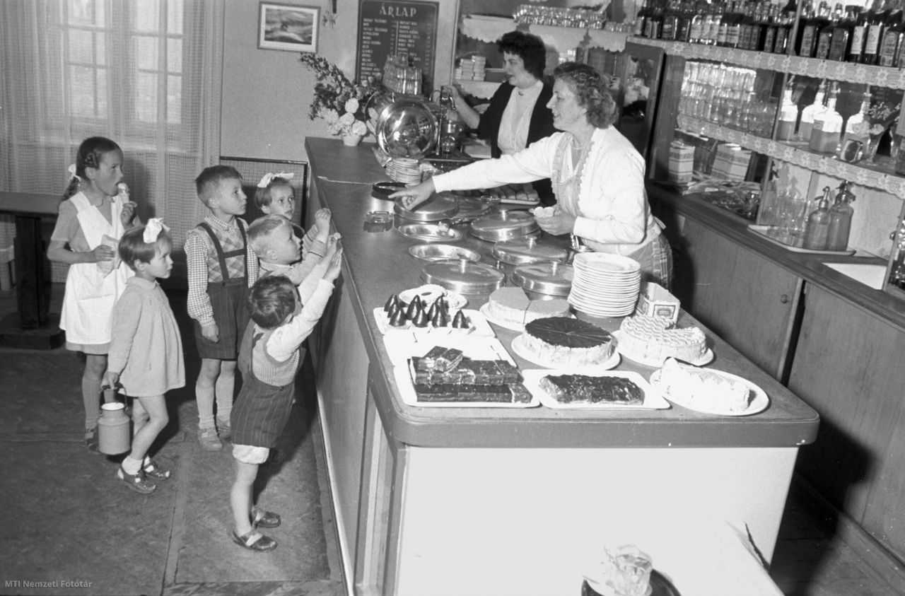 Tata, 1956. május 22. Fagylaltot vásároló gyerekek a tatai új földművesszövetkezeti cukrászdában