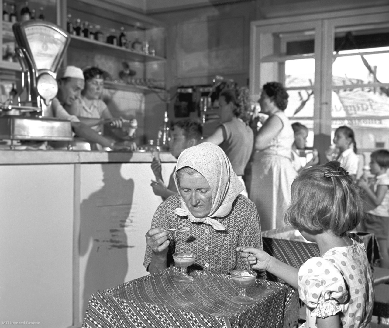 Dömsöd, 1960. augusztus 26. Szőgyényi Ferencné helyi lakos unokájával fagylaltozik a dömsödi cukrászdában
