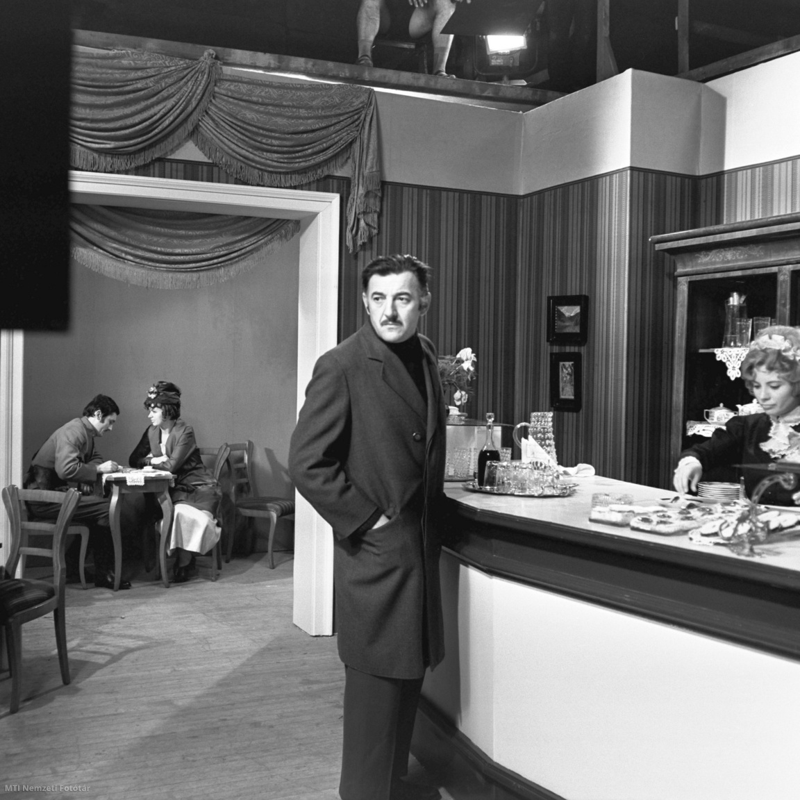 Budapest, 1968. február 2. Sinkovits Imre a pult előtt áll egy cukrászdai jelenetben az Én, Prenn Ferenc című háromrészes tévéfilm egyik jelenetében