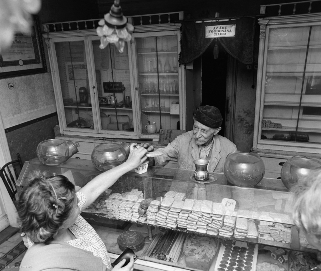 Kőszeg, 1970. szeptember 10. Püski Gyula cukrász, mézeskalács-készítő mester kiszolgál egy vevőt cukrászdájában