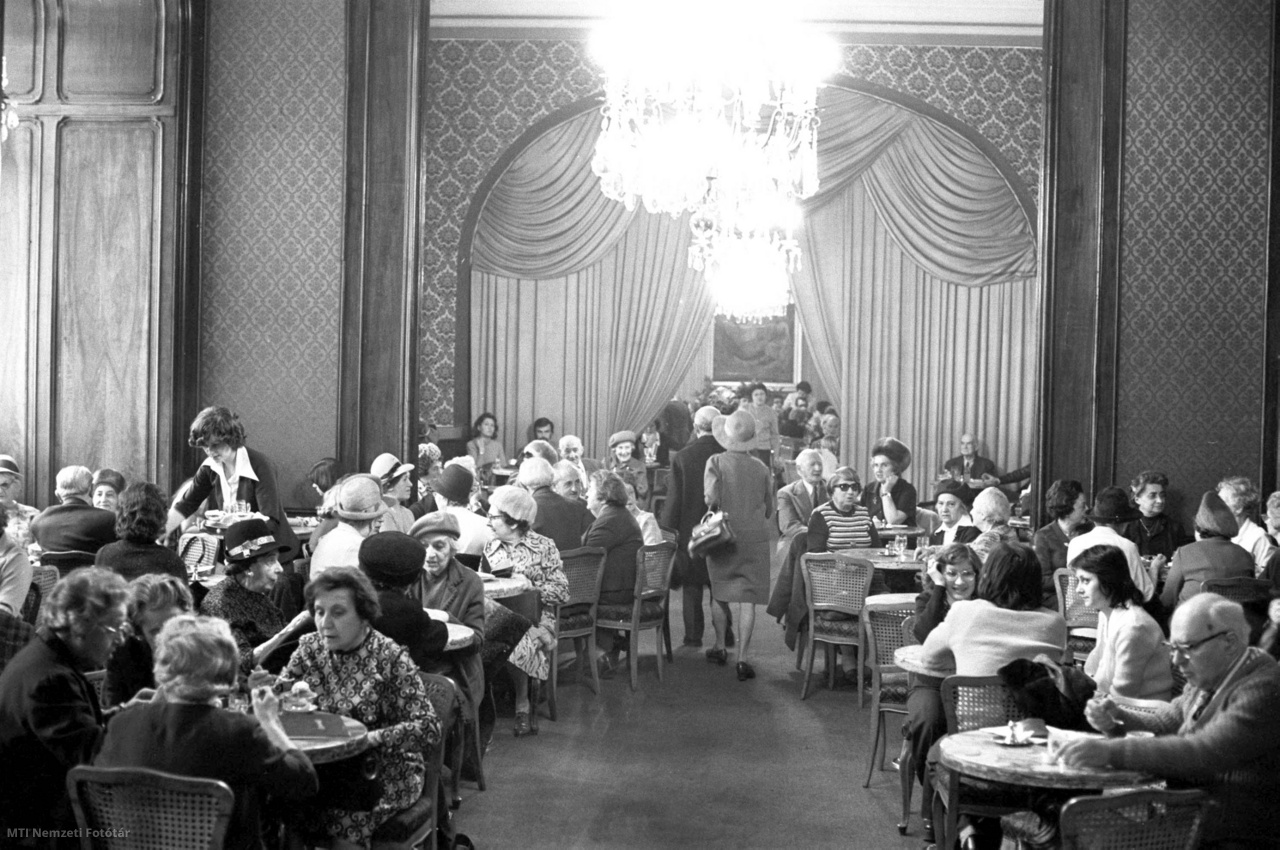 Budapest, 1976. március 1. A Vörösmarty cukrászda belső terme