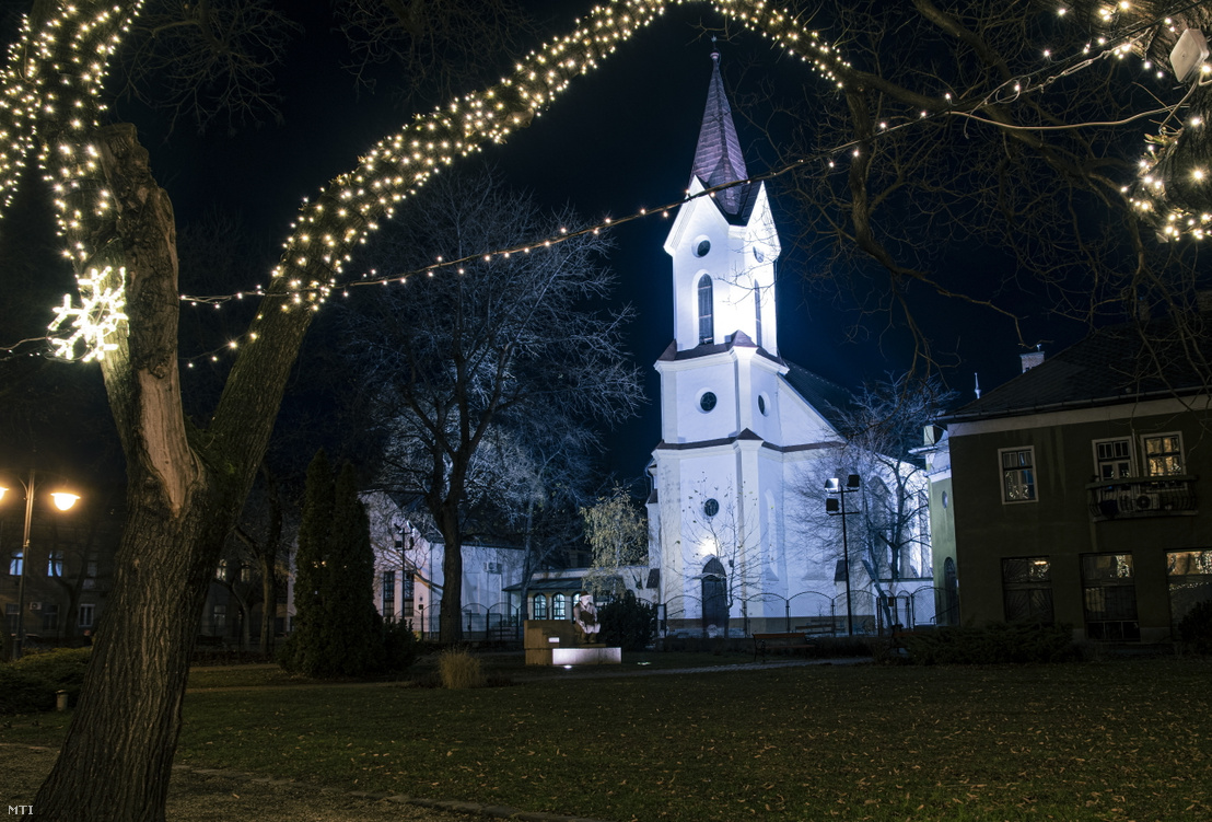Karácsonyi, adventi kivilágításban a Budapest-Kispest Központi Református templom épülete 2021. december 4-én
