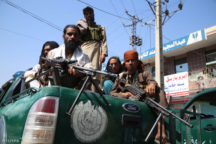 Tálib fegyveresek járőröznek járművükkel az afganisztáni Nangarhár tartomány székhelyén, Dzsálálábádban 2021. augusztus 17-én