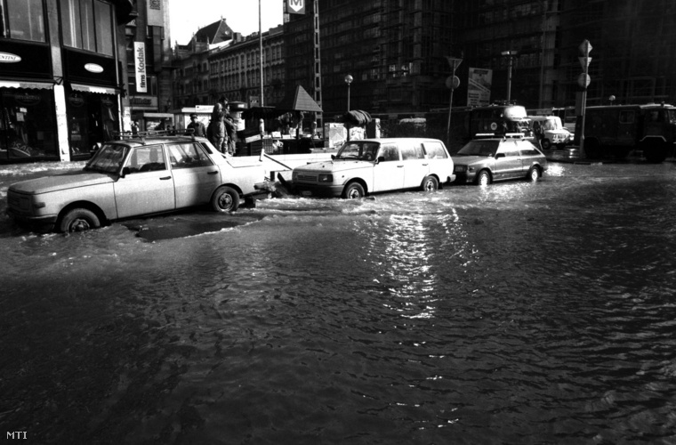 Csőtörés miatt vízben állnak az autók az Astoriánál
