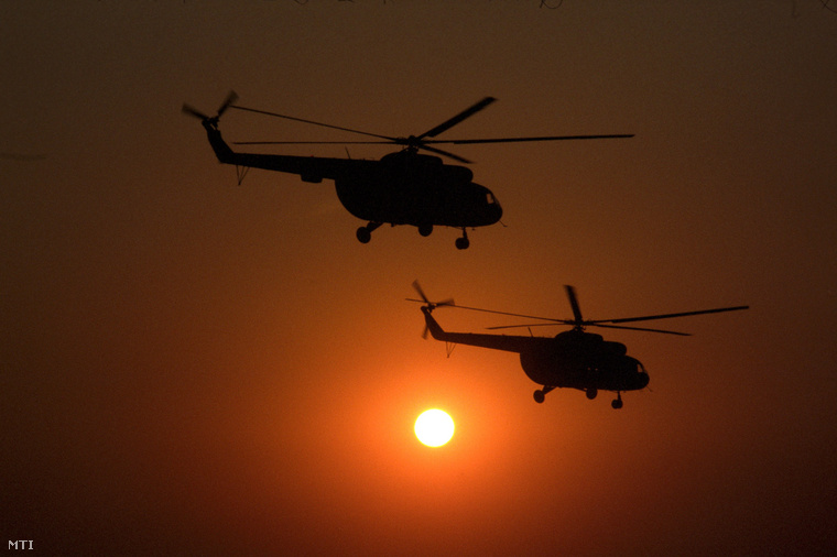 A Magyar Honvédség MI-8-as harci helikopterei a veszprémi naplementében