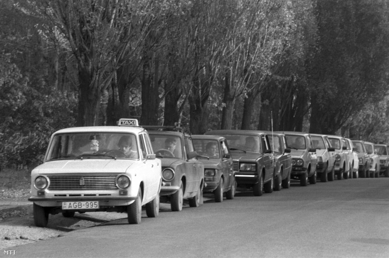 1990 októberének végéhez közeledve komoly benzináremelést jelentettek be, ezek az autók éppen egy benzinkút előtt sorakoznak, kihasználva az utolsó pillanatokat