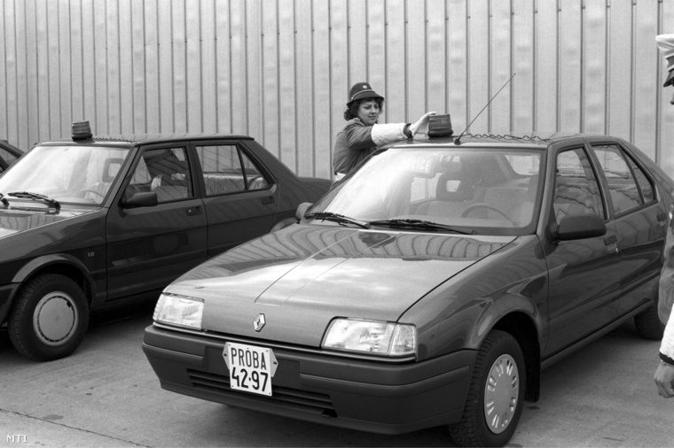 Modernizál a rendőrség is: Szabó Márta rendőr törzsőrmester éppen egy Renault 19-re helyezi fel a villogót