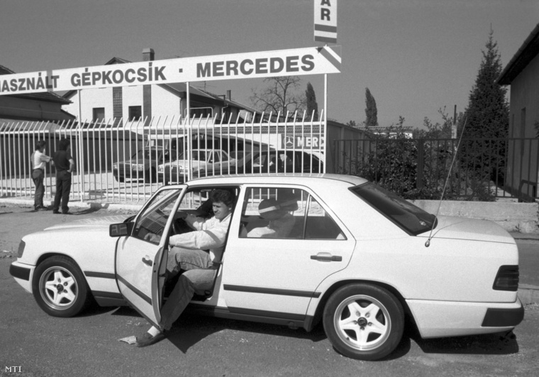 Mennyire más világ: a rákospalotai Mercedes-szalon munkatársa száll ki egy W124-esből